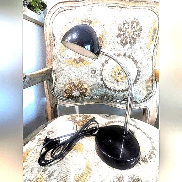 LED Desk lamp with USB port, like new. Bendable Arm - Picture 2 of 6